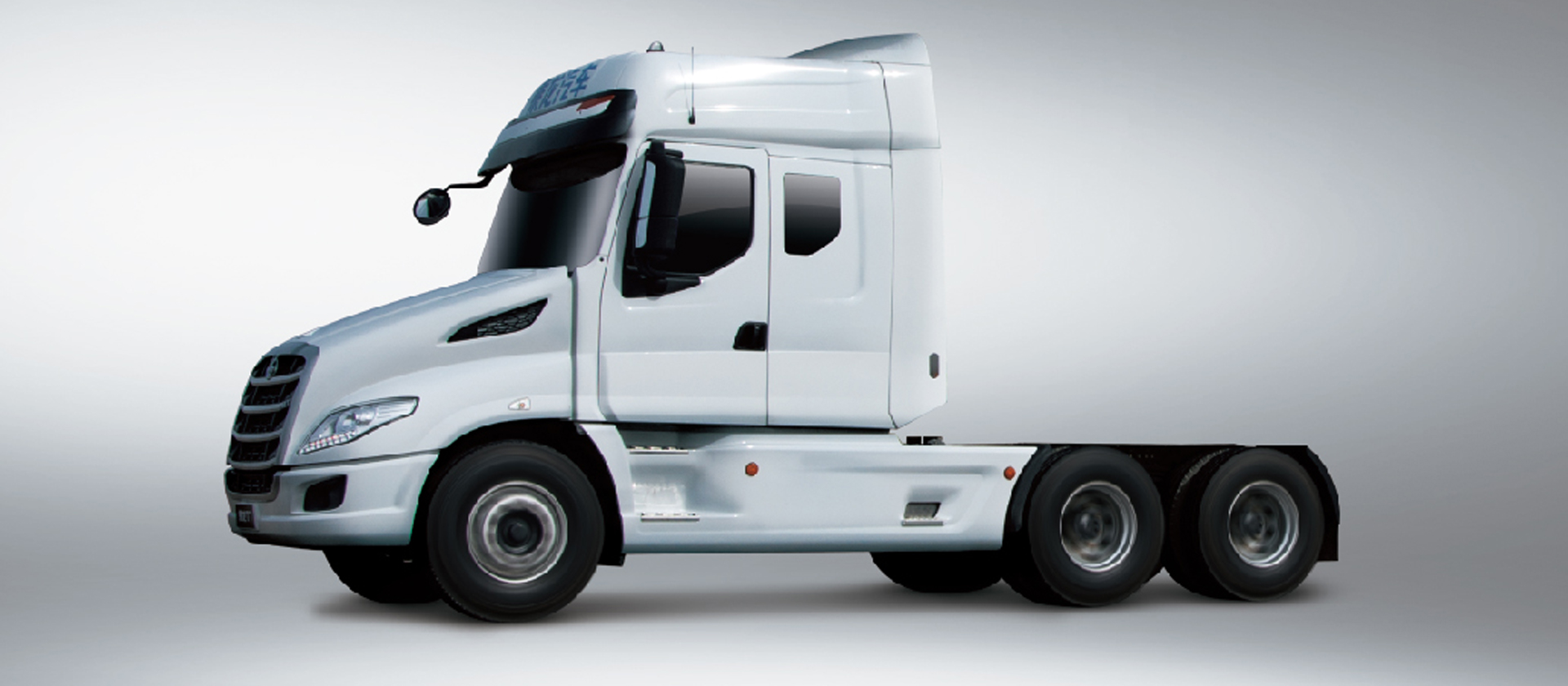T7牽引車 美式長頭造型：長頭造型設(shè)計，對駕駛員形成天然保護，同時降低駕駛室重心與側(cè)翻風險